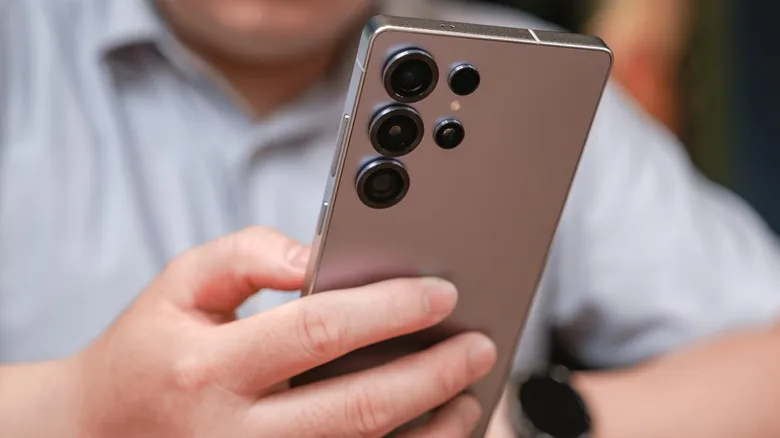 Someone holding a Samsung Galaxy S25 Ultra in their hands