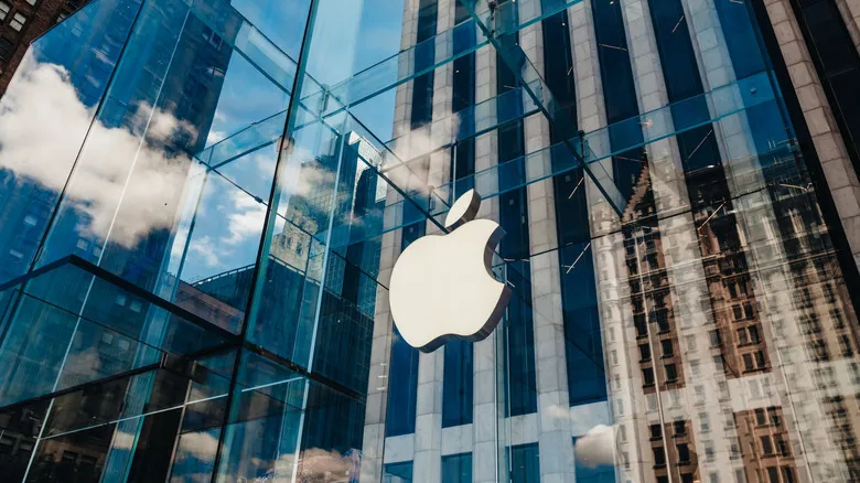 Glass exterior to Apple retail store