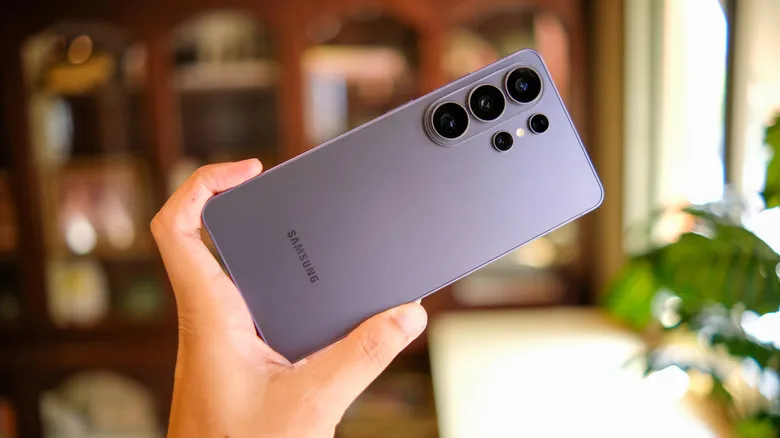 A person holding a Samsung Galaxy S26 Ultra on an angle