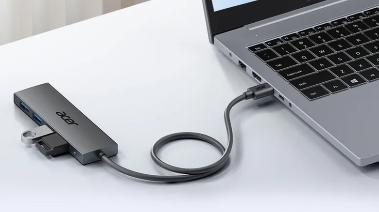 An Acer USB Hub with flash drives plugged in connected to an Apple laptop