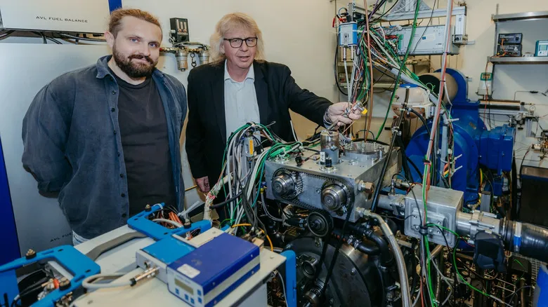 Aristidis Dafis and Hermann Rottengruber presenting their hydrogen cycle engine